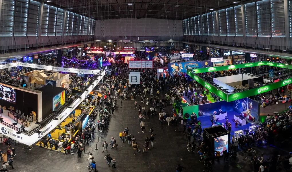 Salon du jeu vidéo bondé de visiteurs, illustrant la santé économique du secteur