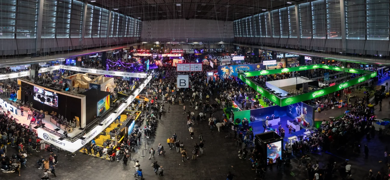 Salon du jeu vidéo bondé de visiteurs, illustrant la santé économique du secteur