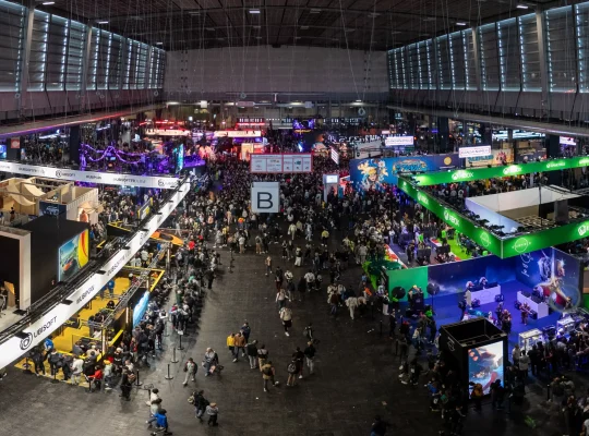 Salon du jeu vidéo bondé de visiteurs, illustrant la santé économique du secteur