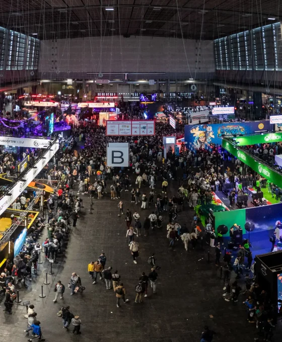 Salon du jeu vidéo bondé de visiteurs, illustrant la santé économique du secteur