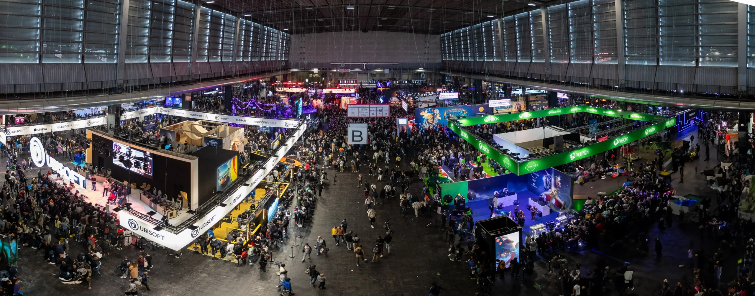 Salon du jeu vidéo bondé de visiteurs, illustrant la santé économique du secteur