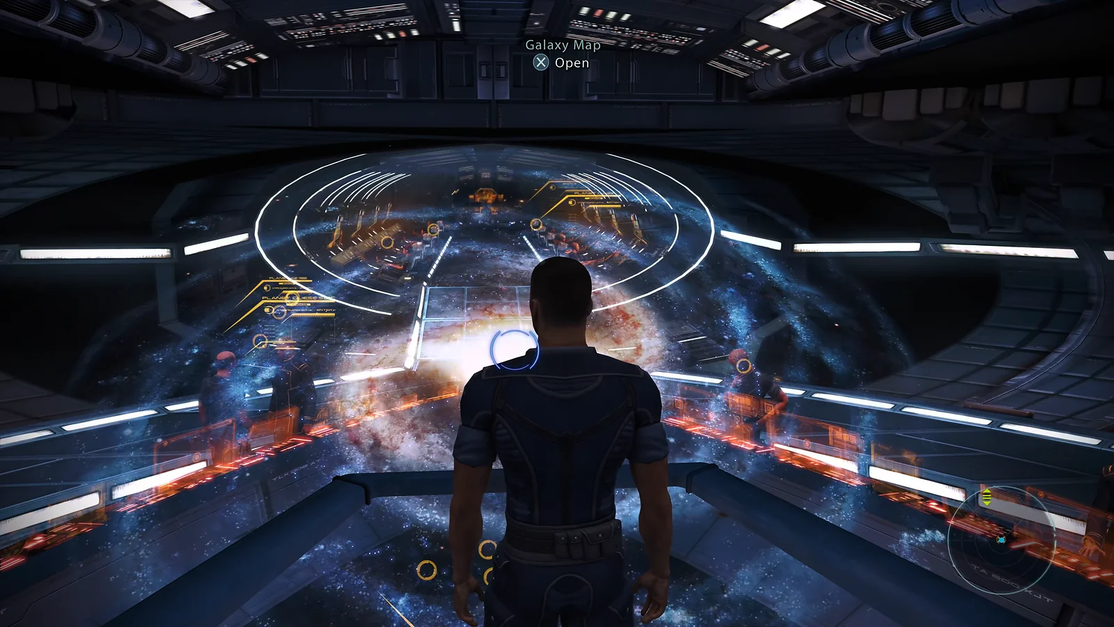 Commandant Shepard devant la carte galactique à bord du Normandy dans Mass Effect