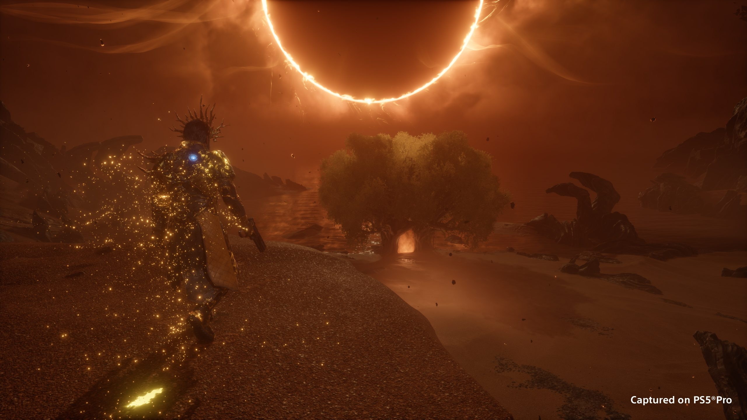 Saros Zenith : Arjun en armure dorée sous une éclipse, capture officielle PlayStation